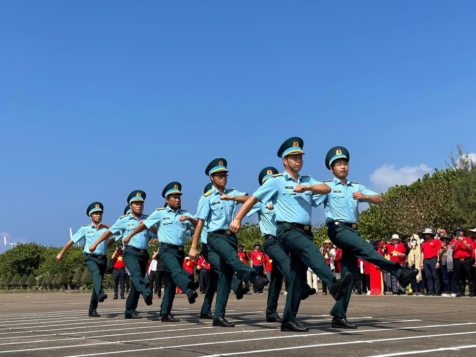 Những bước chân hùng dũng của các chiến sỹ trong đội hình duyệt đội ngũ. (Ảnh: T.G/Vietnam+)