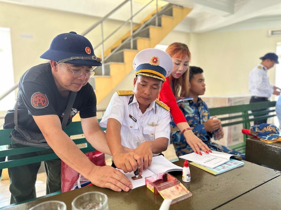 Các cuốn sổ công tác được đóng dấu trang trọng. (Ảnh: T.G/Vietnam+)