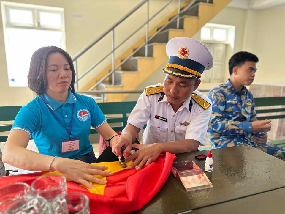 Dấu được Việt kiều xin đóng lên hình cờ Tổ quốc. (Ảnh: T.G/Vietnam+)