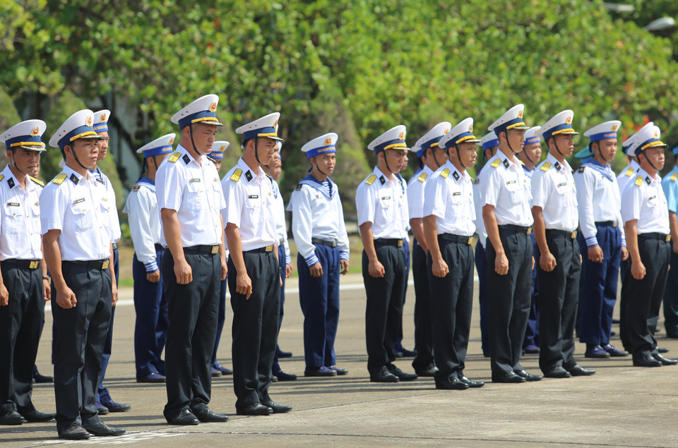 Các lực lượng chuẩn bị cho nghi thức chào cờ sáng ngày 21/4. (Ảnh: T.G/Vietnam+)
