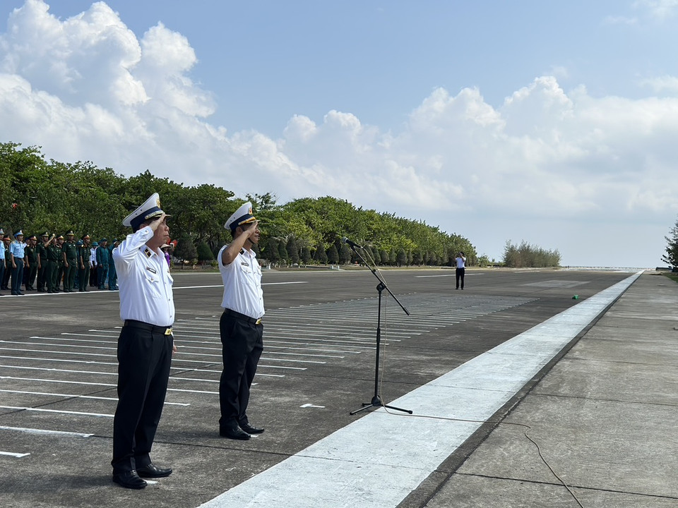 Chuẩn đô đốc Phạm Văn Hùng - Phó Tham mưu trưởng Hải quân (bên phải) trưởng đoàn công tác ra thăm, tặng quà và kiểm tra các hoạt động. (Ảnh: T.G/Vietnam+)