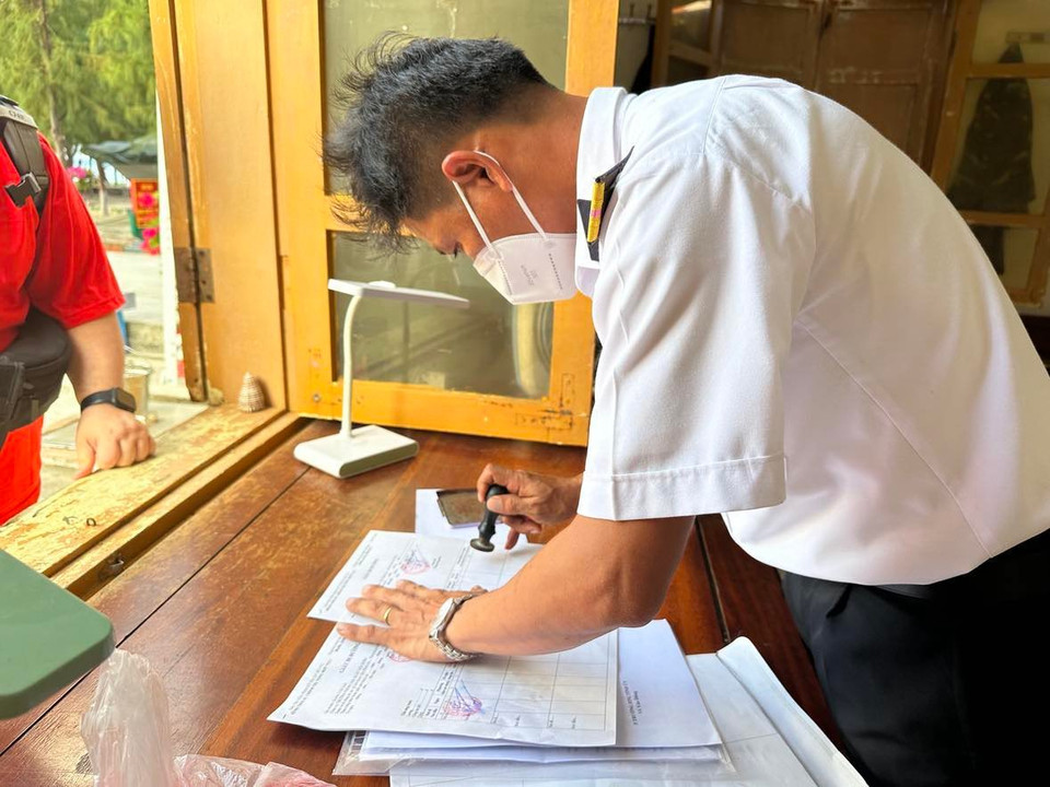 Dấu được đóng trên những tờ giấy công tác. (Ảnh: T.G/Vietnam+)