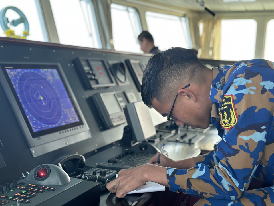  Thượng úy Nguyễn Như Duy - Phó Thuyền trưởng Tàu 571 ghi chép lại những lưu ý trên hải trình của Đoàn công tác số 4.(Ảnh: Thùy Giang/Vietnam+)