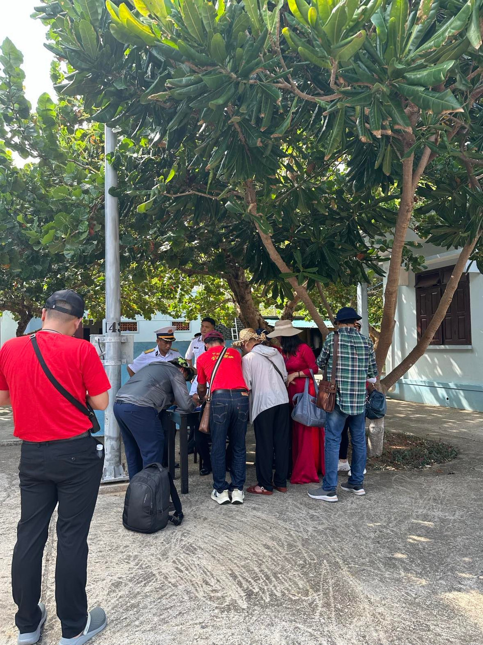 Người dân xếp hàng chờ đóng dấu tại Đảo Trường Sa. (Ảnh: T.G/Vietnam+)