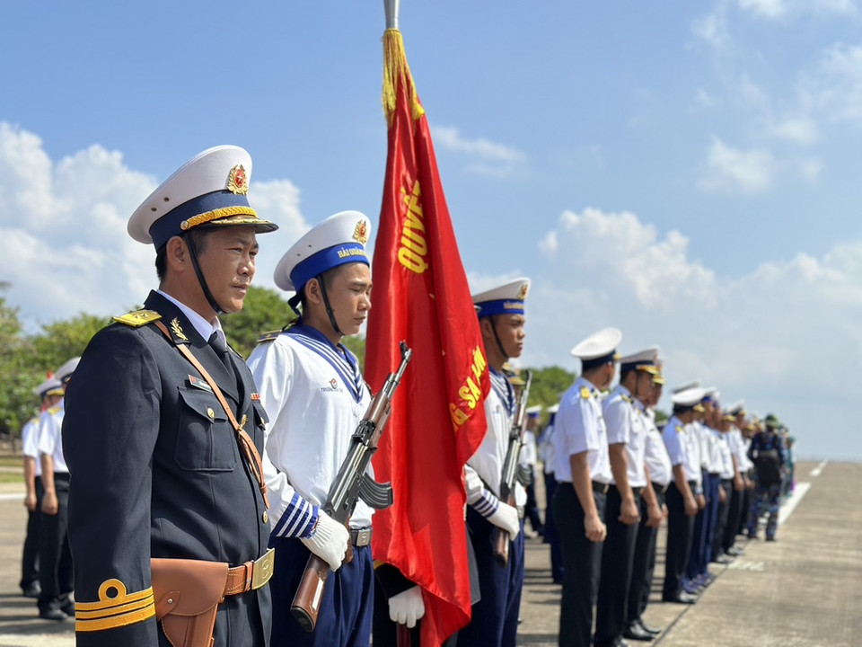 Quang cảnh của buổi lễ chào cờ trên đảo Trường Sa. (Ảnh: T.G/Vietnam+)