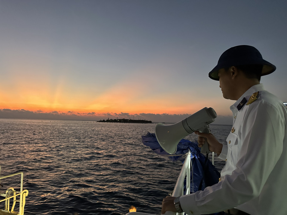 Mọi công tác chuẩn bị được chu đáo để đưa hàng và đoàn công tác lên Đảo Sinh Tồn Đông ở phía xa. (Ảnh: Thùy Giang/Vietnam+)