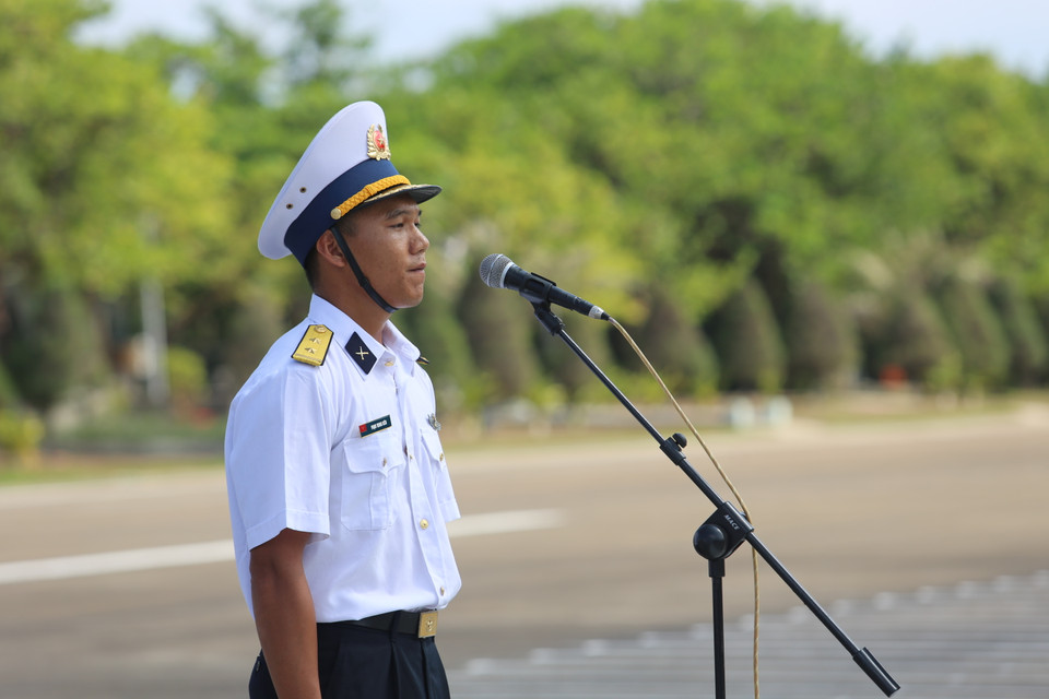 Đọc tuyên thệ 10 lời thề danh dự của quân nhân Quân đội nhân dân Việt Nam tại lễ chào cờ. (Ảnh: Hồng Sơn/Vietnam+)