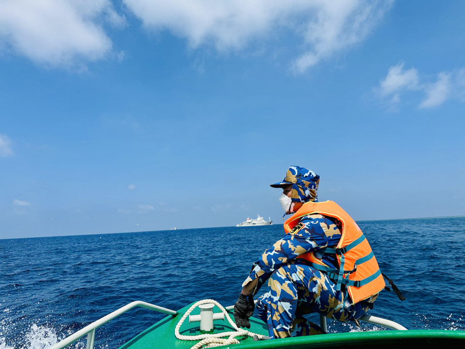 Từ việc huấn luyện thực tế, cán bộ, thủy thủ Tàu 571 đã truyền đạt kinh nghiệm cho nhau, nắm chắc và hiểu rõ luồng lạch, đặc điểm của từng đảo để có giải pháp đảm bảo an toàn cho mỗi chuyến đi. (Ảnh: Thùy Giang/Vietnam+)