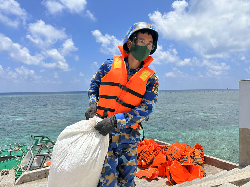 Các chiến sỹ hải quân vận chuyển hàng hoá lên các đảo. (Ảnh: Thùy Giang/Vietnam+)