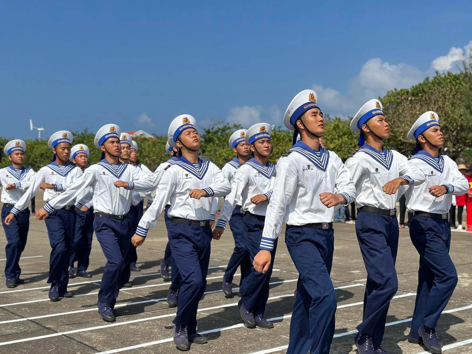 Lực lượng hải quân chào khi đi qua khu vực lễ đài. (Ảnh: T.G/Vietnam+)