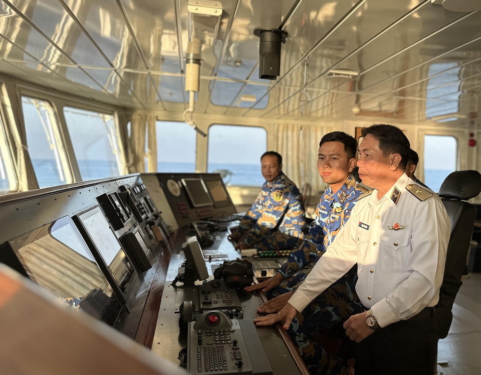 Chuẩn Đô đốc Phạm Văn Hùng - Phó Tham mưu trưởng Quân chủng Hải quân (Trưởng đoàn công tác số 4) kiểm tra và theo dõi các hoạt động trên buồng chỉ huy của Tàu 571. (Ảnh: Thùy Giang/Vietnam+)