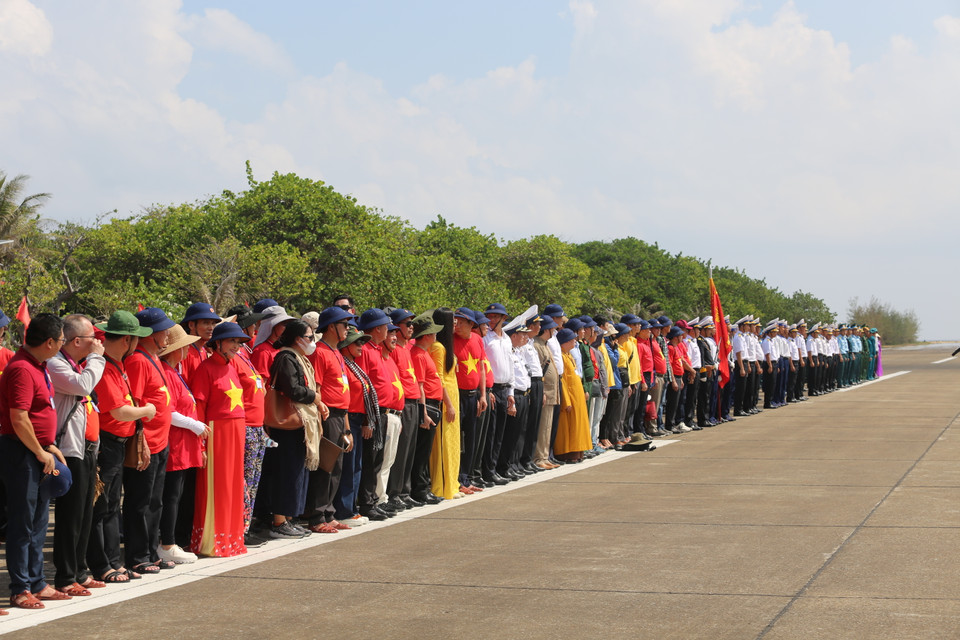 Mỗi người dân cùng các cán bộ chiến sỹ đang làm nhiệm vụ trên đảo đều cảm thấy tự hào mình là một người con nước Việt. (Ảnh: T.G/Vietnam+)