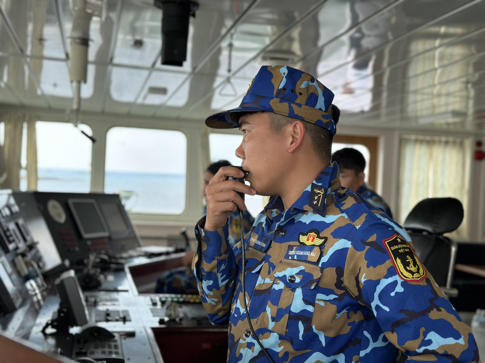 Trưởng ngành Hàng hải Phạm Hồng Kông cho hay căn cứ vào mệnh lệnh, kế hoạch của trên; cấp ủy, chỉ huy tàu luôn xác định trước những công việc, tình huống sẽ diễn ra để hoàn thiện các kế hoạch. (Ảnh: Thùy Giang/Vietnam+)