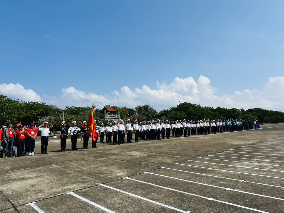 Lễ chào cờ Tổ quốc của các cán bộ, chiến sỹ và nhân dân trên các đảo thuộc quần đảo Trường Sa (Khánh Hòa). (Ảnh: T.G/Vietnam+)