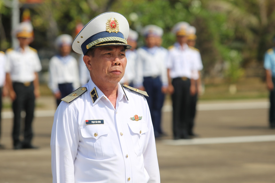 Chuẩn đô đốc Phạm Văn Hùng - Phó Tham mưu trưởng Hải quân, Trưởng đoàn công tác duyệt đội ngũ trên đảo. (Ảnh: Hồng Sơn/Vietnam+)