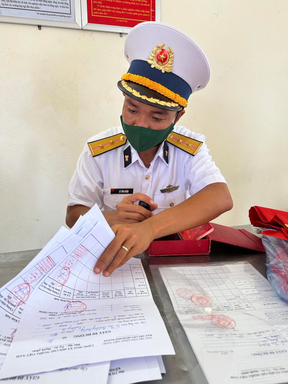 Cán bộ đóng dấu bận rộn với giấy công tác, sổ... tại Đảo Len Đao. (Ảnh: T.G/Vietnam+)