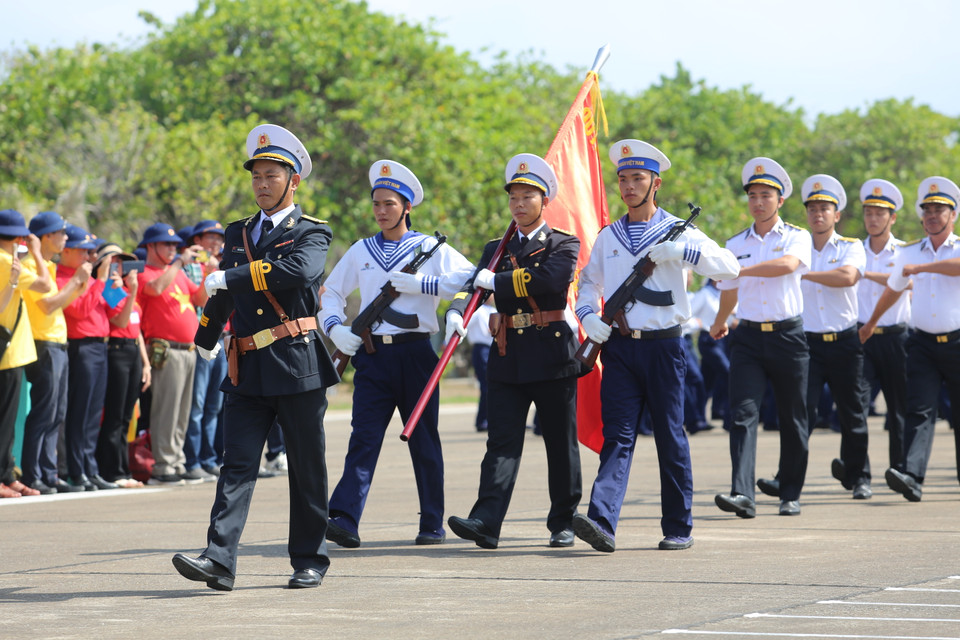 Đồng bào trong nước và Kiều bào hân hoan đứng xem các lực lượng duyệt đội ngũ. (Ảnh: Hồng Sơn/Vietnam+)