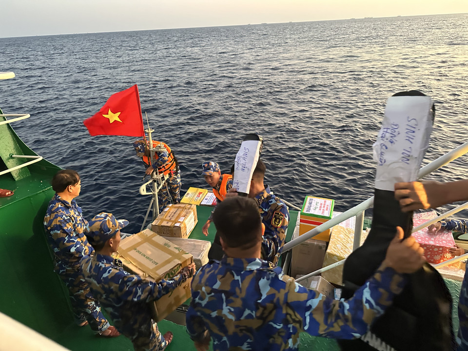 Chỉ trong thời gian ngắn, những chiếc ca nô đã chất đầy hàng quà tặng để vào đảo. (Ảnh: Thùy Giang/Vietnam+)