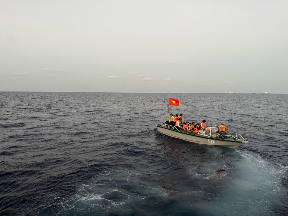 Sau những chuyến hàng là các đoàn công tác vào đảo. (Ảnh: Thùy Giang/Vietnam+)