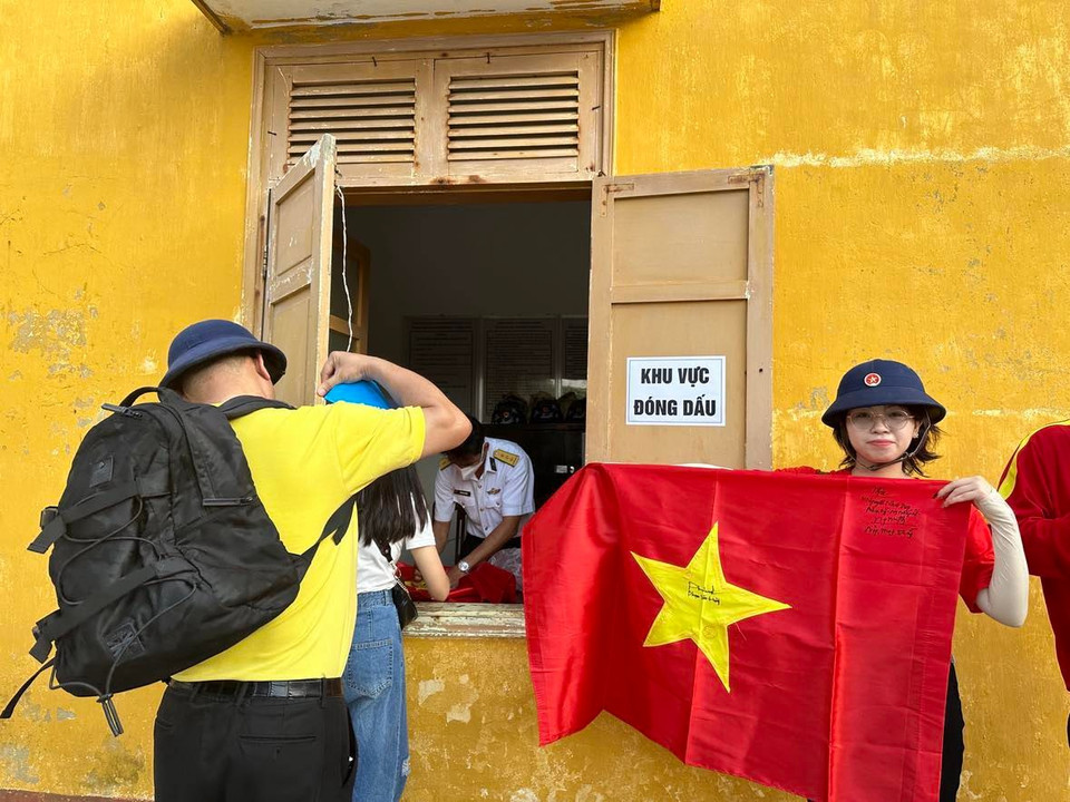 Trên hải trình của Đoàn công tác số 4 gồm 222 đại biểu trong nước và kiều bào đến từ 22 quốc gia trên thế giới đi thăm Quần đảo Trường Sa và Nhà giàn DK1 năm 2023 từ ngày 18-23/4. Rất nhiều đại biểu và người dân hào hứng đóng dấu vào các cuốn sổ, lá cờ... để lưu lại kỷ niệm. (Ảnh: T.G/Vietnam+)