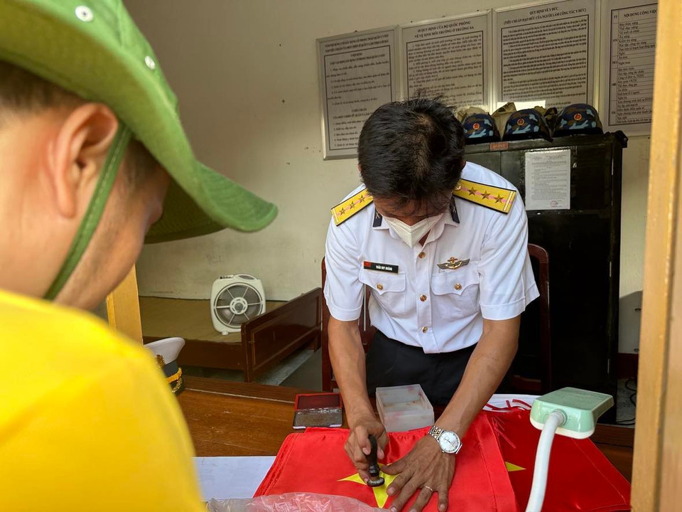 Cán bộ đóng dấu bận rộn khi có đoàn đại biểu đến. (Ảnh: T.G/Vietnam+)