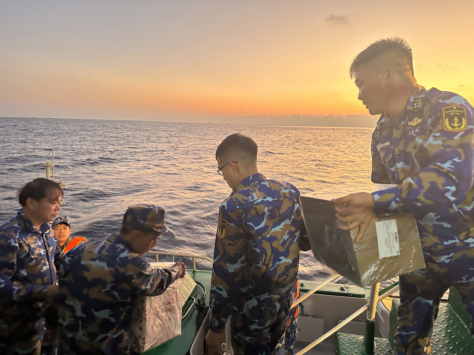 Công việc bắt đầu khi bình minh bắt đầu ló rạng trên biển. (Ảnh: Thùy Giang/Vietnam+)