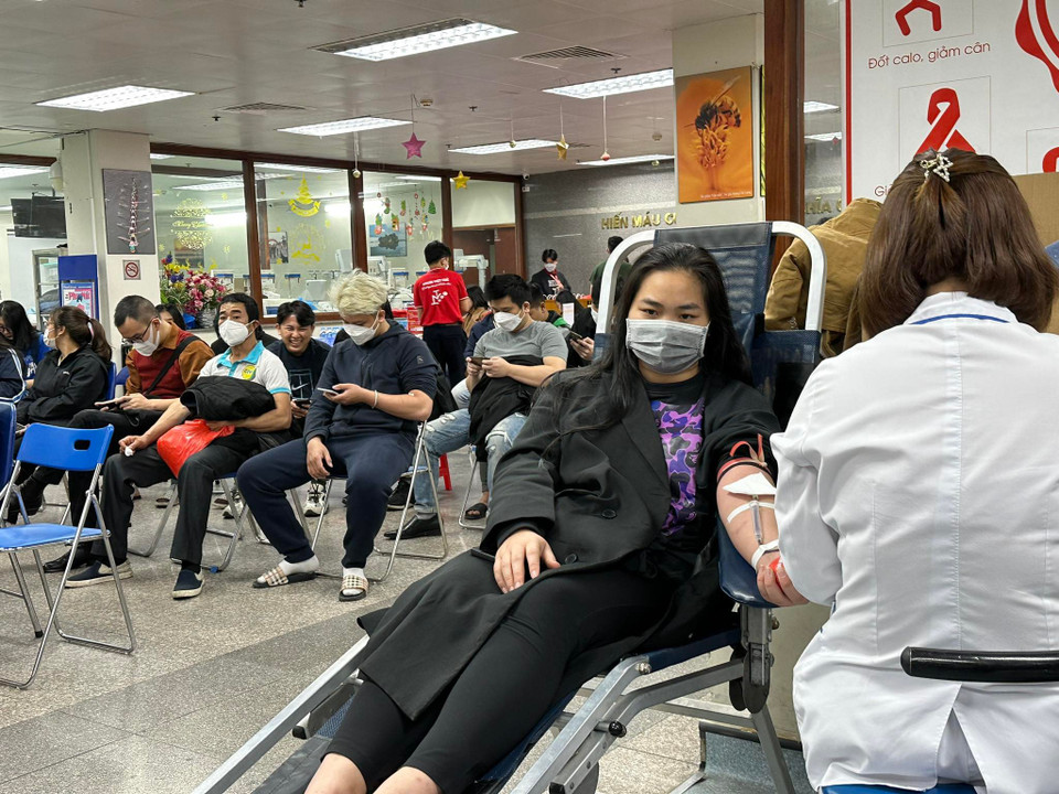  Người dân đã thực sự chọn hiến máu như một hoạt động tạo ra may mắn đầu năm mới.(Ảnh: PV/Vietnam+)