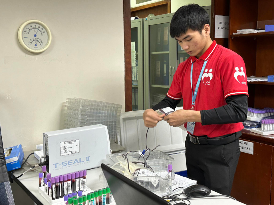 Những người làm công tác tiếp nhận máu. (Ảnh: PV/Vietnam+)