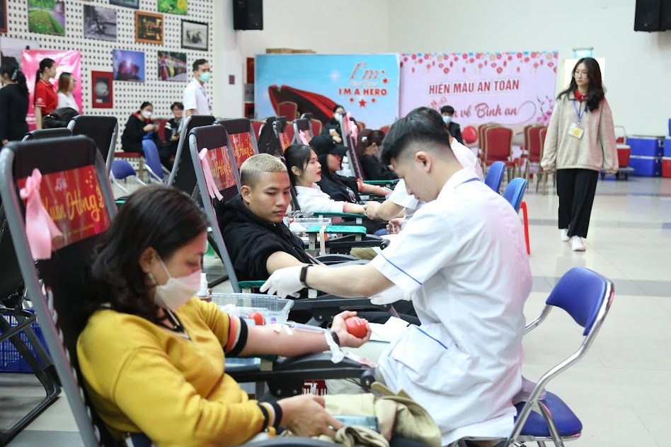 Phó giáo sư Nguyễn Hà Thanh, Viện trưởng Viện Huyết học-Truyền máu Trung ương cho biết năm nay, khi dịch COVID-19 được kiểm soát tốt, tình hình tiếp nhận máu đặc biệt được cải thiện hơn so với những năm trước. (Ảnh: PV/Vietnam+)