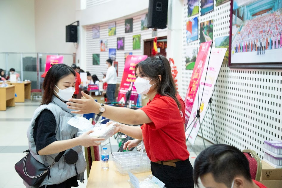 Hướng dẫn người đến tham gia hiến máu. (Ảnh: PV/Vietnam+)