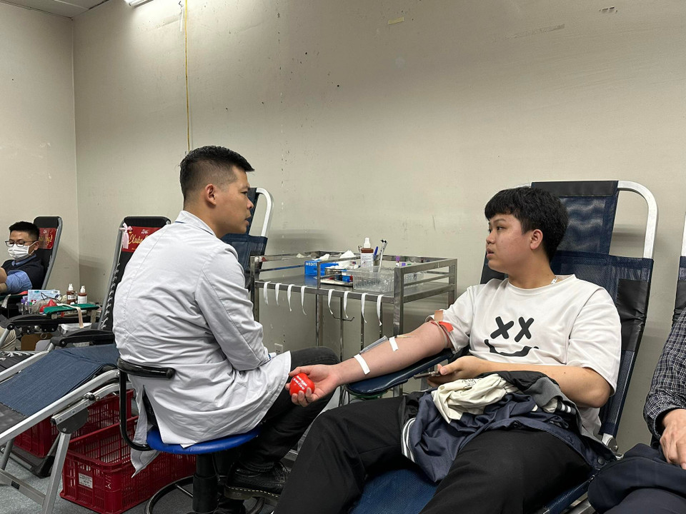  Nhiều người cho rằng hiến máu là hoạt động chia sẻ thiện nguyện, mang lại may mắn cho gia đình.(Ảnh: PV/Vietnam+)