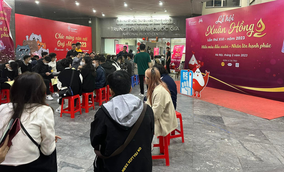  Xuân hồng là lễ hội duy nhất mà người đến tham dự không mong cầu điều gì cho bản thân, gia đình, mà để trao tặng những giọt máu quý giá của mình.(Ảnh: PV/Vietnam+)