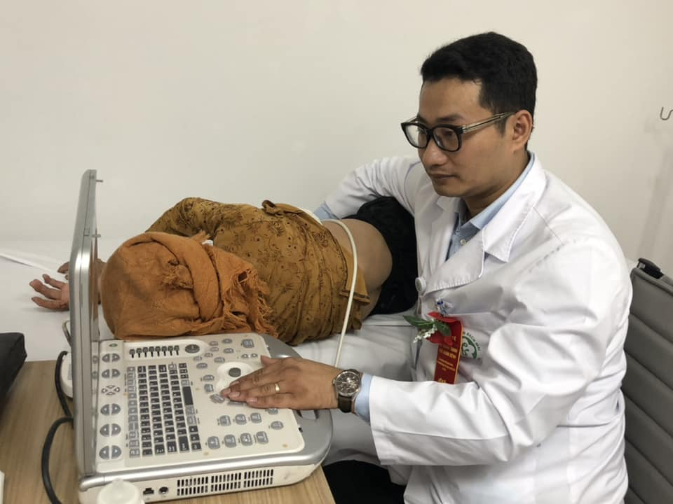 Bác sỹ của Bệnh viện Bạch Mai khám bệnh miễn phí cho người dân trong ngày khai trương cơ sở mới. (Ảnh: PV/Vietnam+)