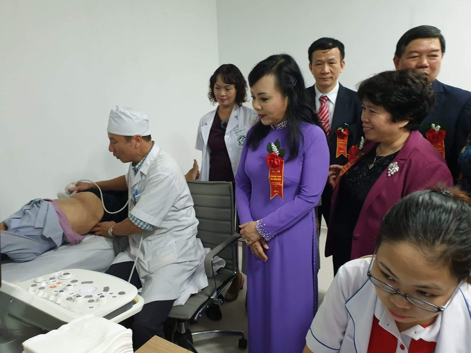 Bộ trưởng Bộ Y tế thăm cơ sở vật chất và phòng khám tại cơ sở 2 Bệnh viện Bạch Mai. (Ảnh: PV/Vietnam+)