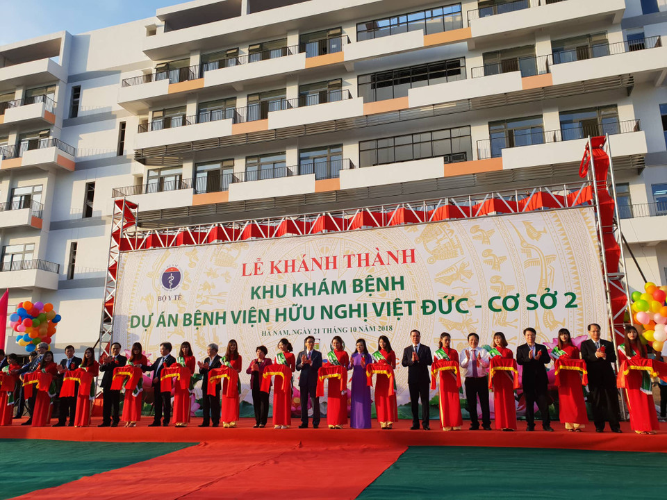 Cắt băng khánh thành Bệnh viện Việt Đức cơ sở 2. (Ảnh: PV/Vietnam+)