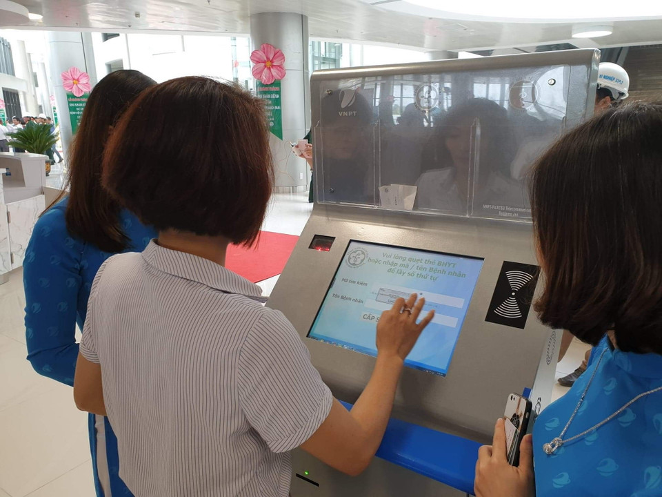 Quầy làm các thủ tục khám chữa bệnh tại Bệnh viện Bạch Mai cơ sở 2. (Ảnh: PV/Vietnam+)