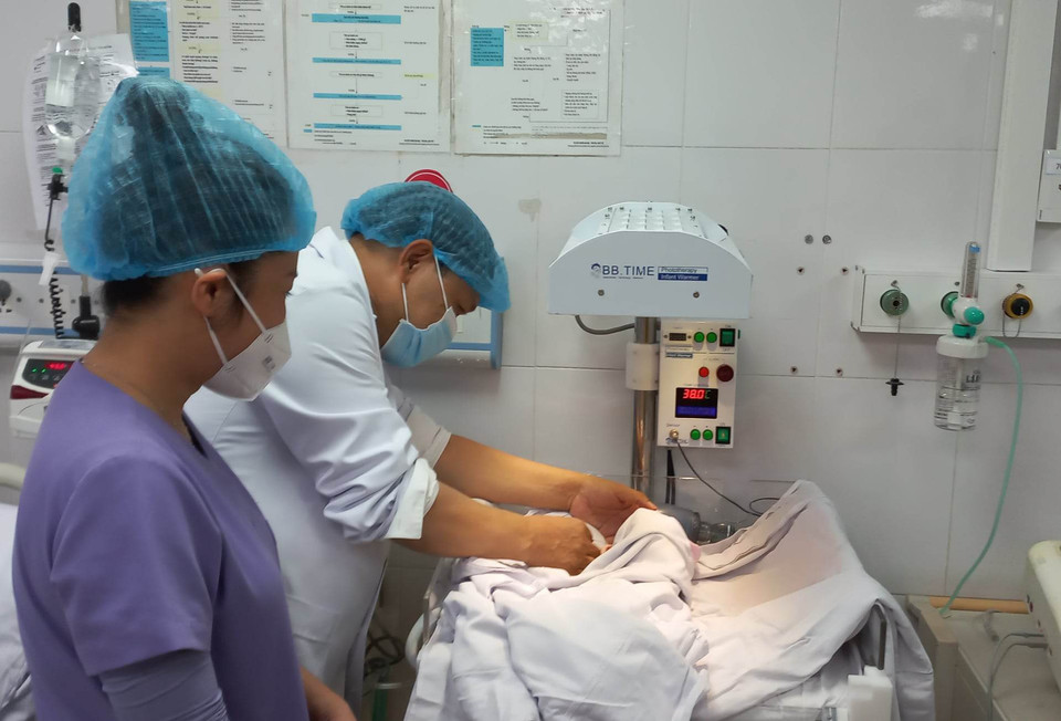 Em bé được chăm sóc sau sinh. (Ảnh: T.G/Vietnam+)