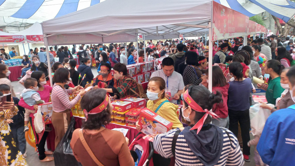 Các gian hàng ngập tràn quà tặng. (Ảnh: T.G/Vietnam+)