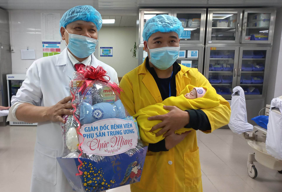  Trong thời khắc đón năm mới, bệnh viện đã chuẩn bị nhiều món quà để chào đón những công dân đầu tiên của năm 2023. (Ảnh: T.G/Vietnam+)