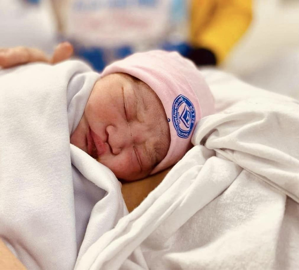 Bé gái Vũ Ngọc Hân, nặng 2,8kg là công dân nhí đầu tiên chào đời vào thời khắc chuyển giao sang năm 2023 tại Bệnh viện Phụ sản Trung ương. (Ảnh: PV/Vietnam+)