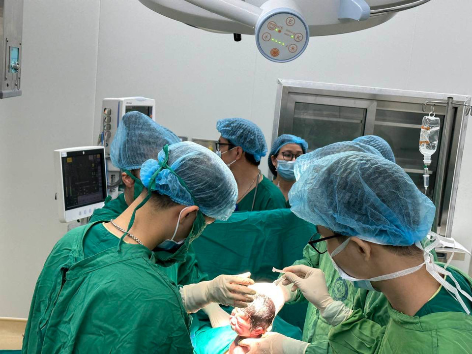 Bé trai nặng 3,1kg bằng phương pháp sinh mổ. (Ảnh: PV/Vietnam+)