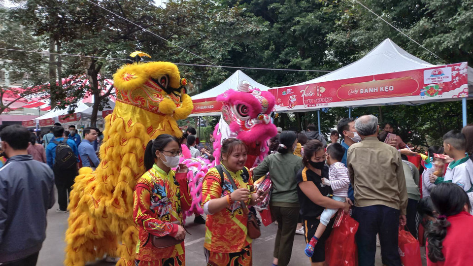  30 gian hàng phát miễn phí tặng cho gần 2.000 bệnh nhân. (Ảnh: T.G/Vietnam+)