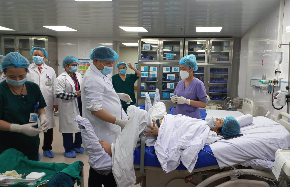 Các bác sỹ chuẩn bị đỡ đẻ cho một ca sinh thường rất suôn sẻ vào thời khắc chuyển sang năm mới. (Ảnh: T.G/Vietnam+)