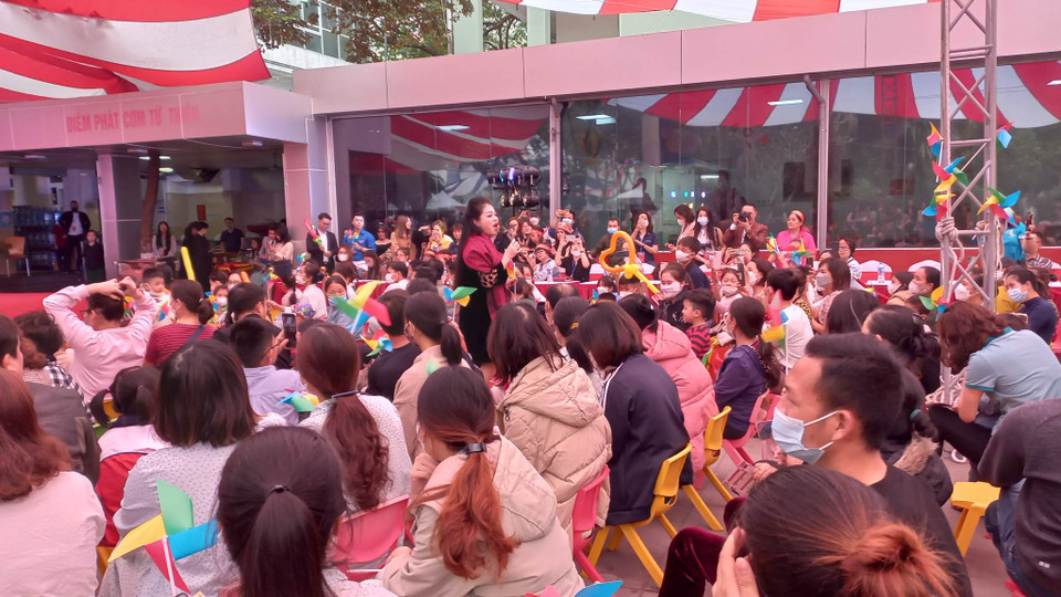 Ca sĩ Anh Thơ hát tại chương trình. (Ảnh: T.G/Vietnam+)