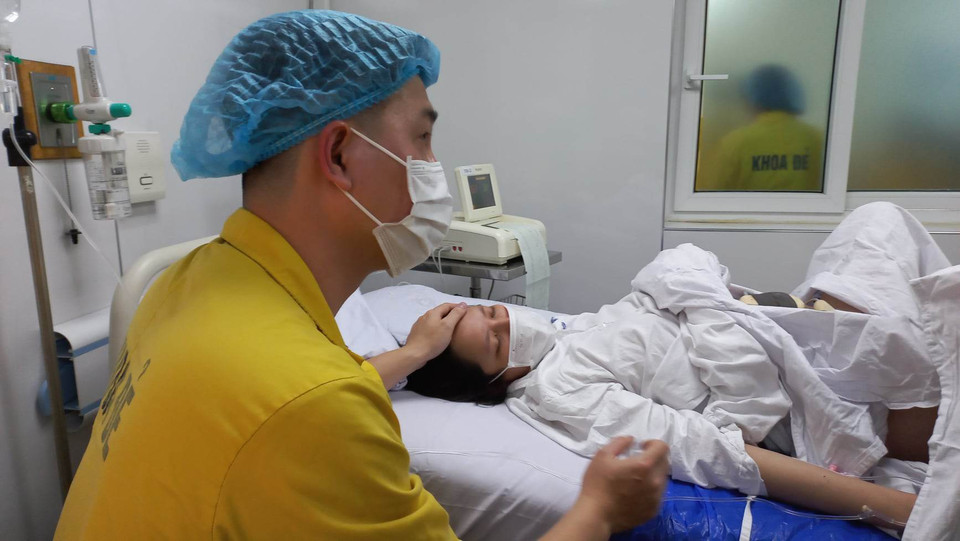 Người chồng vào phòng chờ sinh động viên các sản phụ. (Ảnh: T.G/Vietnam+)