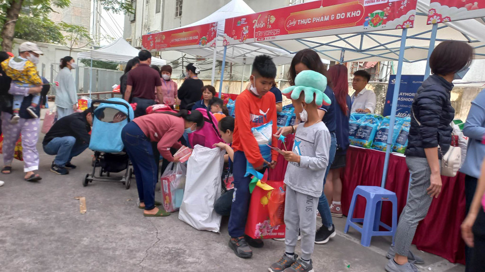  Trao tặng các món quà yêu thương cho các em nhỏ. (Ảnh: T.G/Vietnam+)
