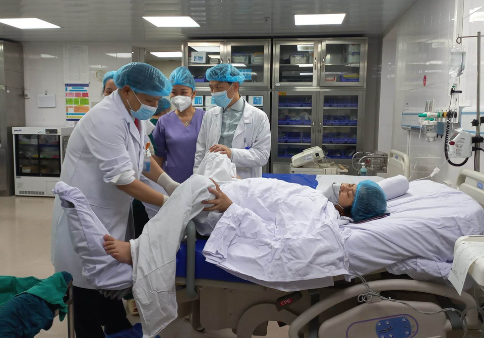 Phó giáo sư Trần Danh Cường - Giám đốc Bệnh viện trực tiếp thực hiện đỡ đẻ và cắt rốn cho cháu bé. (Ảnh: T.G/Vietnam+)