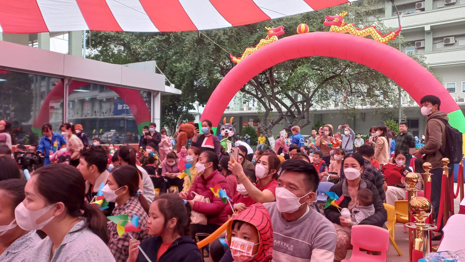 Bệnh nhi xem các chương trình biểu diễn văn nghệ và xiếc. (Ảnh: T.G/Vietnam+)