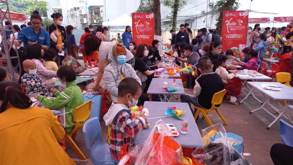 Sống động gian hàng cho các bé tô, vẽ tranh. (Ảnh: T.G/Vietnam+)