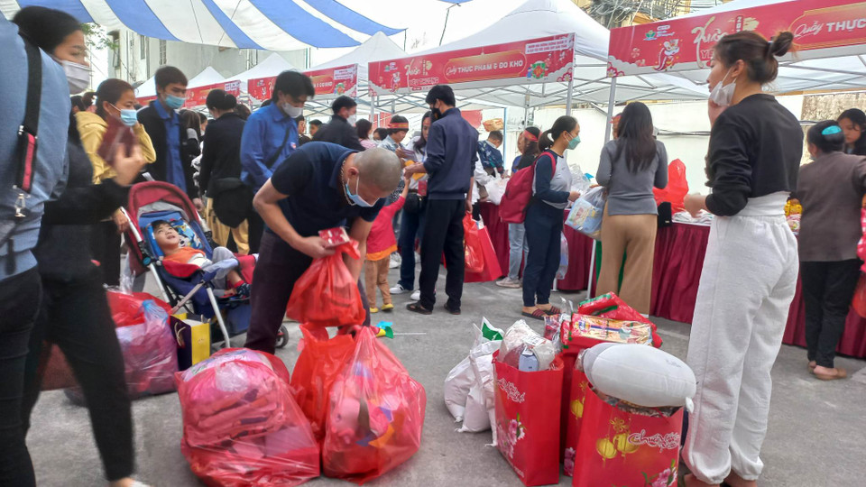 Các gia đình hào hứng với rất nhiều quà tặng. (Ảnh: T.G/Vietnam+)